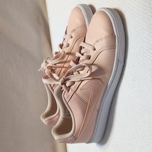 Nike womens‎ Size 6.5 - Nike Court Royale Washed Coral 749867-604